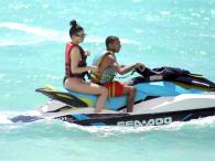 Kylie Jenner ponownie odsłonia pośladki na plaży